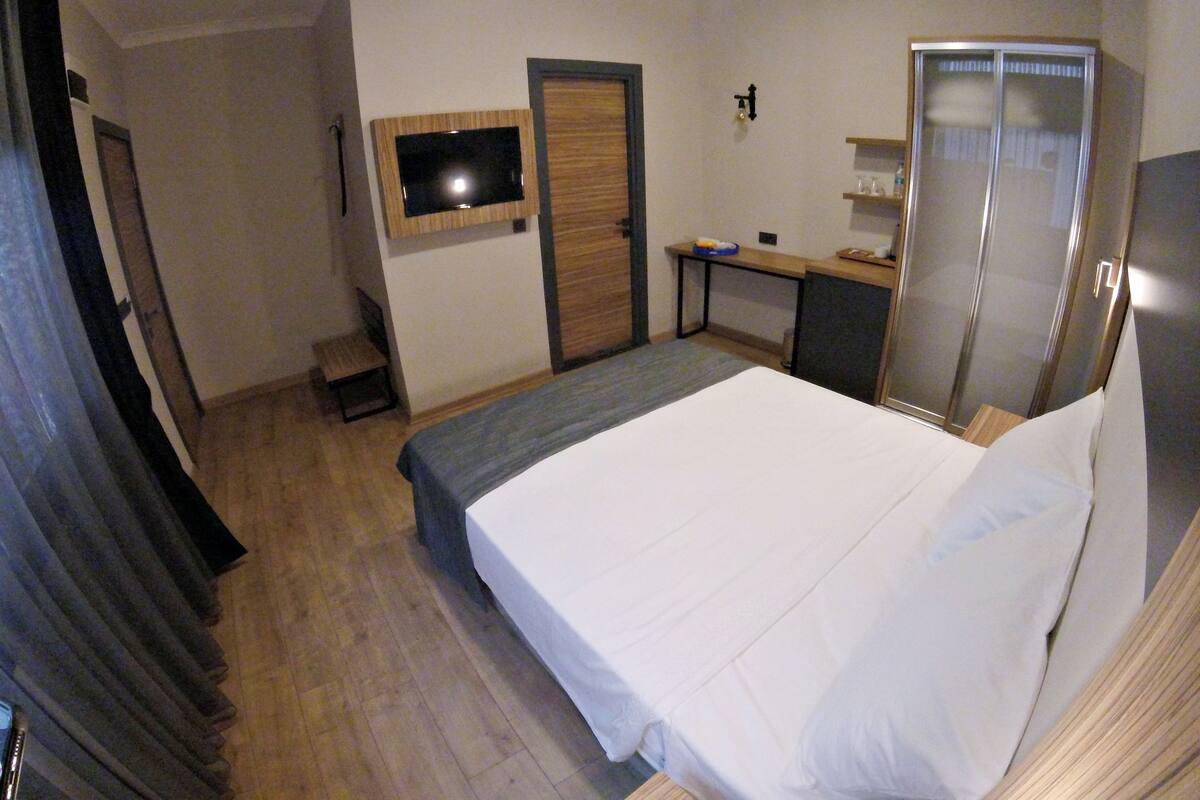 In-room safe, desk, soundproofing, WiFi (free)