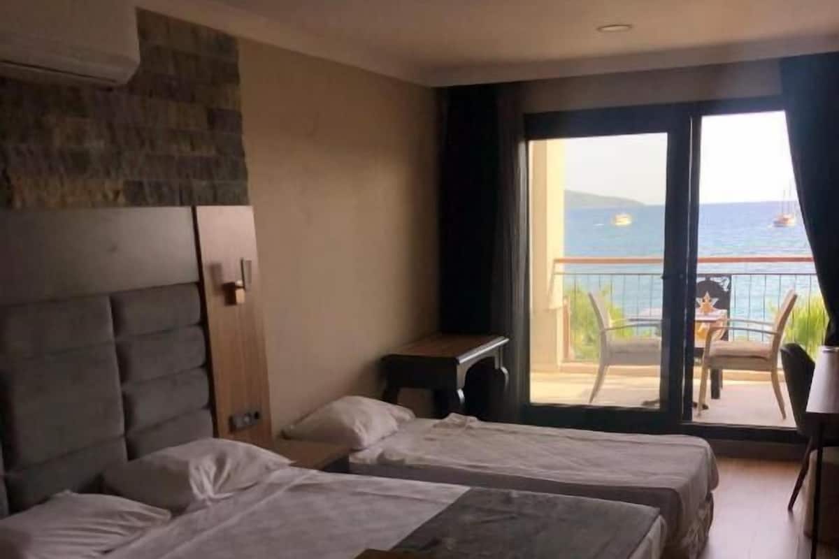 Deluxe Triple Room, Sea View | In-room safe, desk, soundproofing, free WiFi