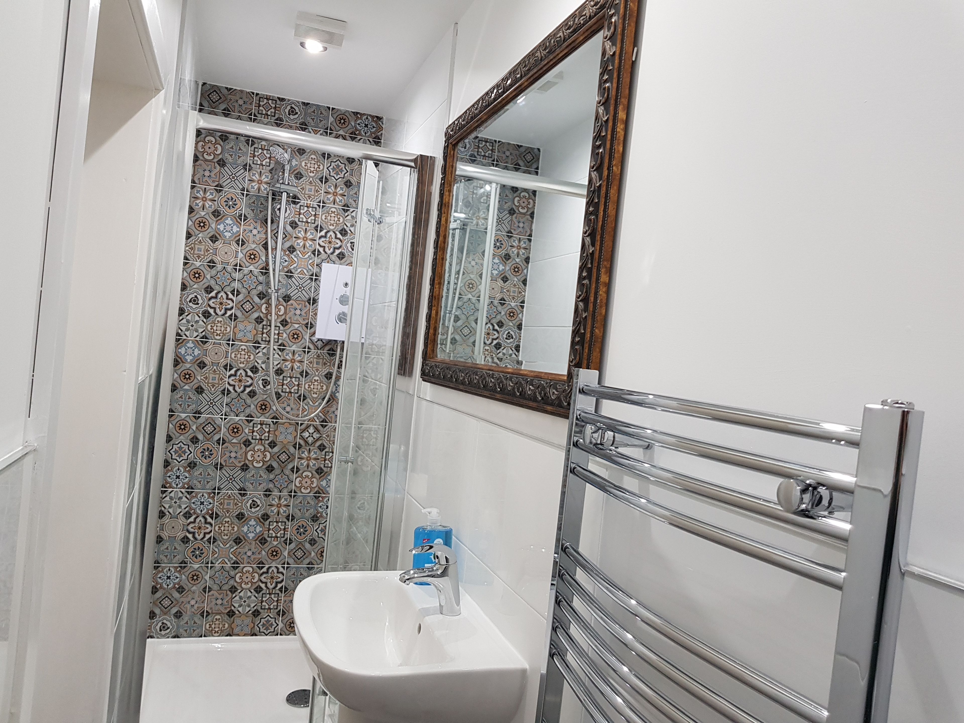 Doppelzimmer zur Einzelnutzung | Dusche im Bad