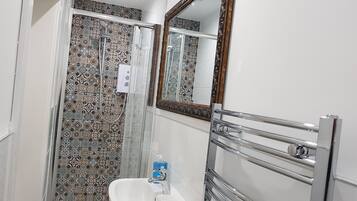 Double Room Single Use | Pancuran Bilik Mandi