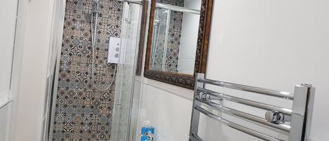 Doppelzimmer zur Einzelnutzung | Dusche im Bad