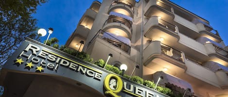 Façade de lâhĂ©bergement â soirĂ©e/nuit