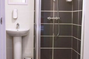 Standard dubbelrum - 1 dubbelsäng | Badrum | Dusch, gratis toalettartiklar, hårtork och handdukar