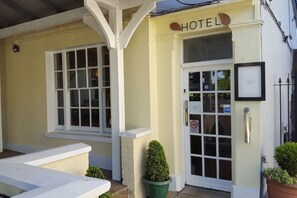 Property entrance - Hampton Court Hotel (East Molesey)