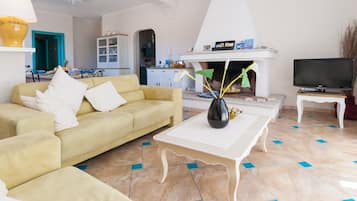 Basic Double Room, 1 Bedroom | Living area | Flat-screen TV