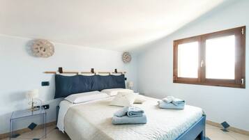 Apartamento básico, 2 quartos, vista para a cidade, na torre | Cofres nos quartos, Wi-Fi de cortesia