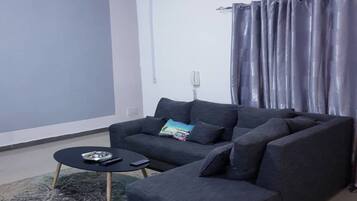 Appartement Confort, 1 chambre, vue ville | Salle de séjour | Télévisions à écran plasma