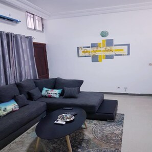 Comfort-huoneisto, 1 makuuhuone, kaupunkinäköala | Oleskelualue | Plasmatelevisio