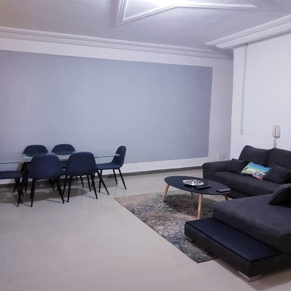 Departamento Confort, 1 habitación, vista a la ciudad | Área de sala de estar | Televisión de plasma