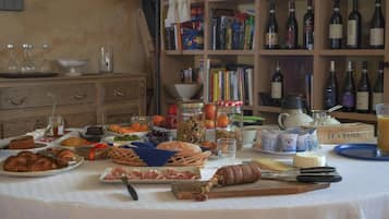 Petit déjeuner continental (10 EUR par personne)