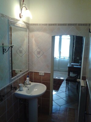 Habitación doble | Baño | Regadera, regadera tipo lluvia, amenidades de baño gratuitas