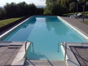 Piscina stagionale all'aperto, ombrelloni da piscina, lettini