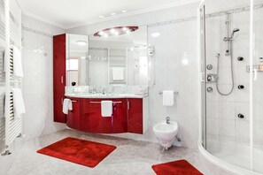 Phòng Suite, hiên | Phòng tắm | Buồng tắm vòi sen, đồ dùng nhà tắm miễn phí, máy sấy tóc 