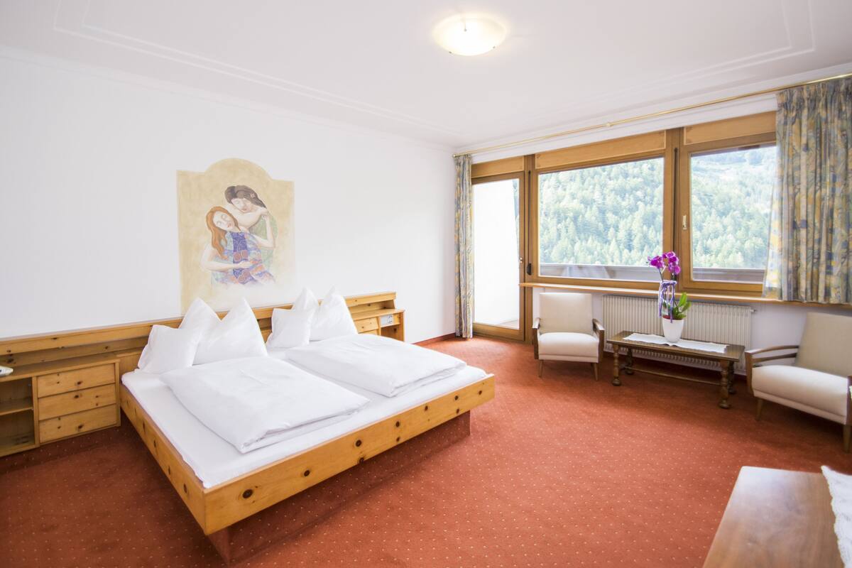 Quarto casal conforto | Roupas de cama premium, cofres nos quartos, escrivaninha