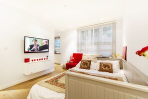 Exclusive Apartment, 2 Bedrooms | Living room | Flat-screen TV - London Hideaway I (London)