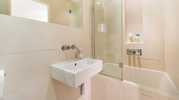 Apartemen Eksklusif, 2 kamar tidur | Kamar mandi | Shower, perlengkapan mandi gratis, pengering rambut, dan handuk