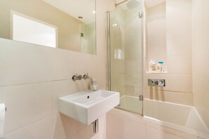 Exclusive Apartment, 2 Bedrooms | Bathroom | Shower, free toiletries, hair dryer, towels - London Hideaway I (London)