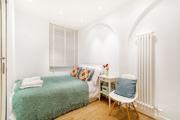 Exclusive Apartment, 2 Bedrooms | 1 bedroom, premium bedding, blackout curtains, iron/ironing board - London Hideaway I (London)