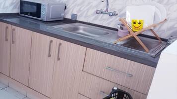 Suíte estúdio urbana | Cozinha privada | Geladeira, micro-ondas, fogão, cooktop