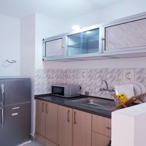 City Studio Suite | Private kitchen | Fridge, microwave, oven, stovetop