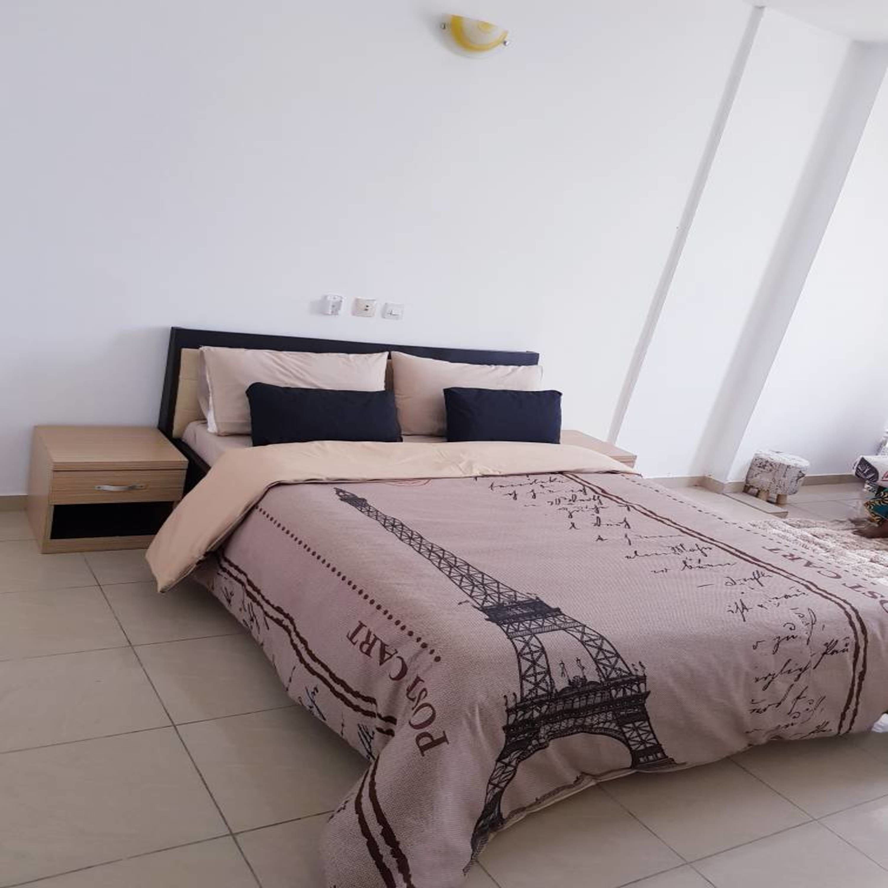 City Studio Suite | 1 bedroom, desk, iron/ironing board, free WiFi