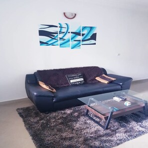 Suite estudio Confort | Zona de estar | Una televisión de plasma