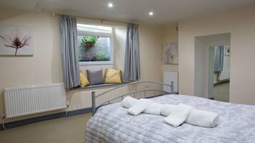 Apartment | 1 bedroom, iron/ironing board, travel crib, bed sheets