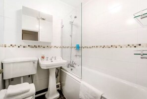Superior Apartment, 2 Double Beds | Bathroom amenities | Shower, free toiletries, towels