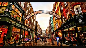 A bustling street with shops and a 'Welcome to Carnaby Street' sign. - Simon Apartment - London Launchpad (London)