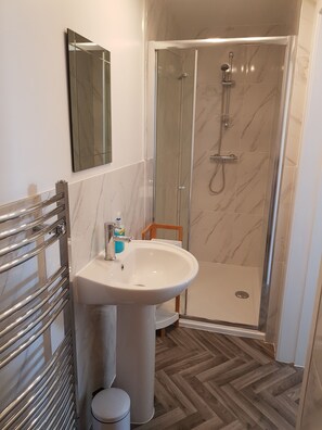 Apartment | Bathroom | Shower, hair dryer, towels - The Old Albion (Huddersfield)