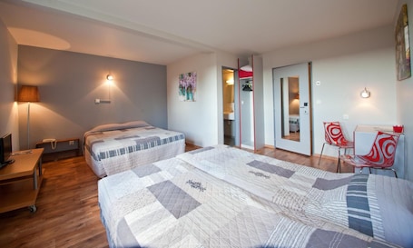 Desk, soundproofing, iron/ironing board, free WiFi. La Grange de Marie