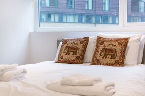 1 bedroom, premium bedding, iron/ironing board, free WiFi - Modern Oasis Apartment (London)