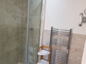 Basic Apartment | Bathroom shower - Church View (Huddersfield)