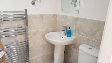 Basic Apartment | Bathroom | Shower, hair dryer, towels