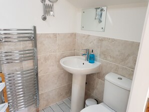 Basic Apartment | Bathroom | Shower, hair dryer, towels - Church View (Huddersfield)