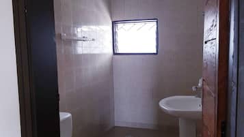 Suite estudio Confort | Baño | Regadera y toallas