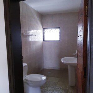 舒適開放式套房 | 浴室 | 淋浴設備、提供毛巾