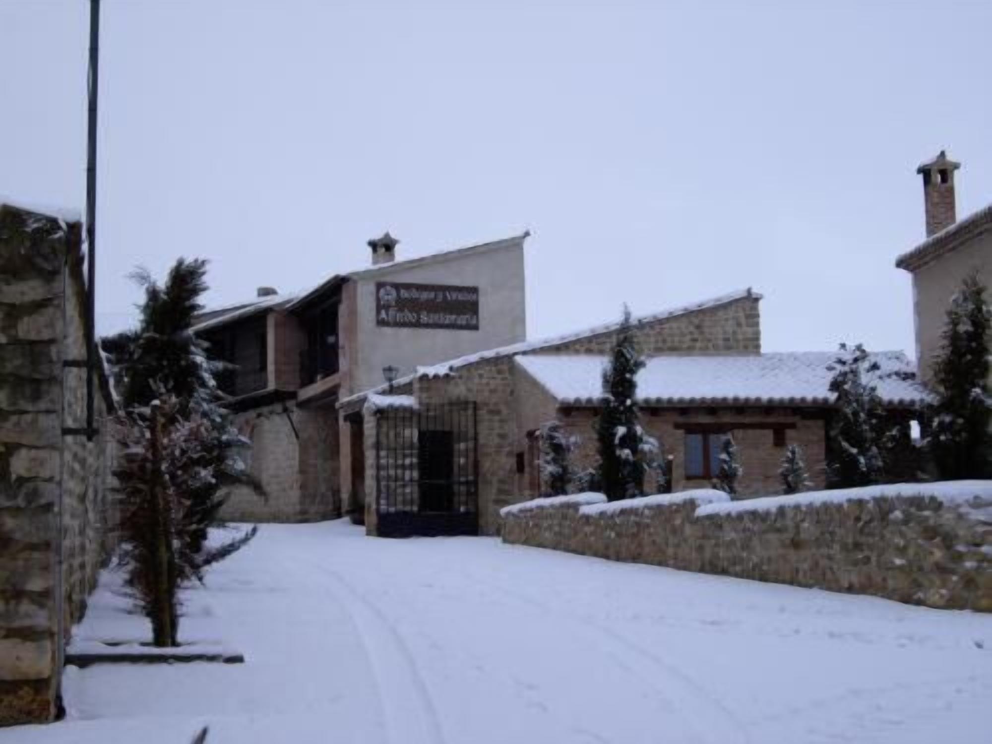 Un bâtiment en pierre sur lequel on peut lire l’inscription : « Bodega y Vino Alfredo Sanzana ».