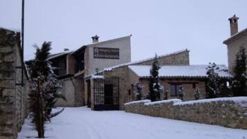 Un bâtiment en pierre sur lequel on peut lire l’inscription : « Bodega y Vino Alfredo Sanzana ».