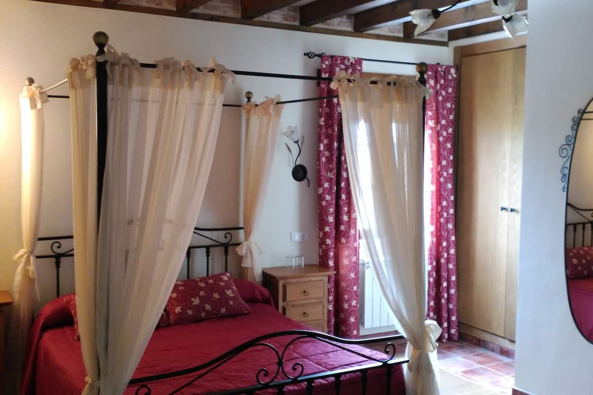Double Room | Blackout drapes, bed sheets