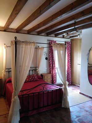 Habitación doble | Cortinas opacas y ropa de cama