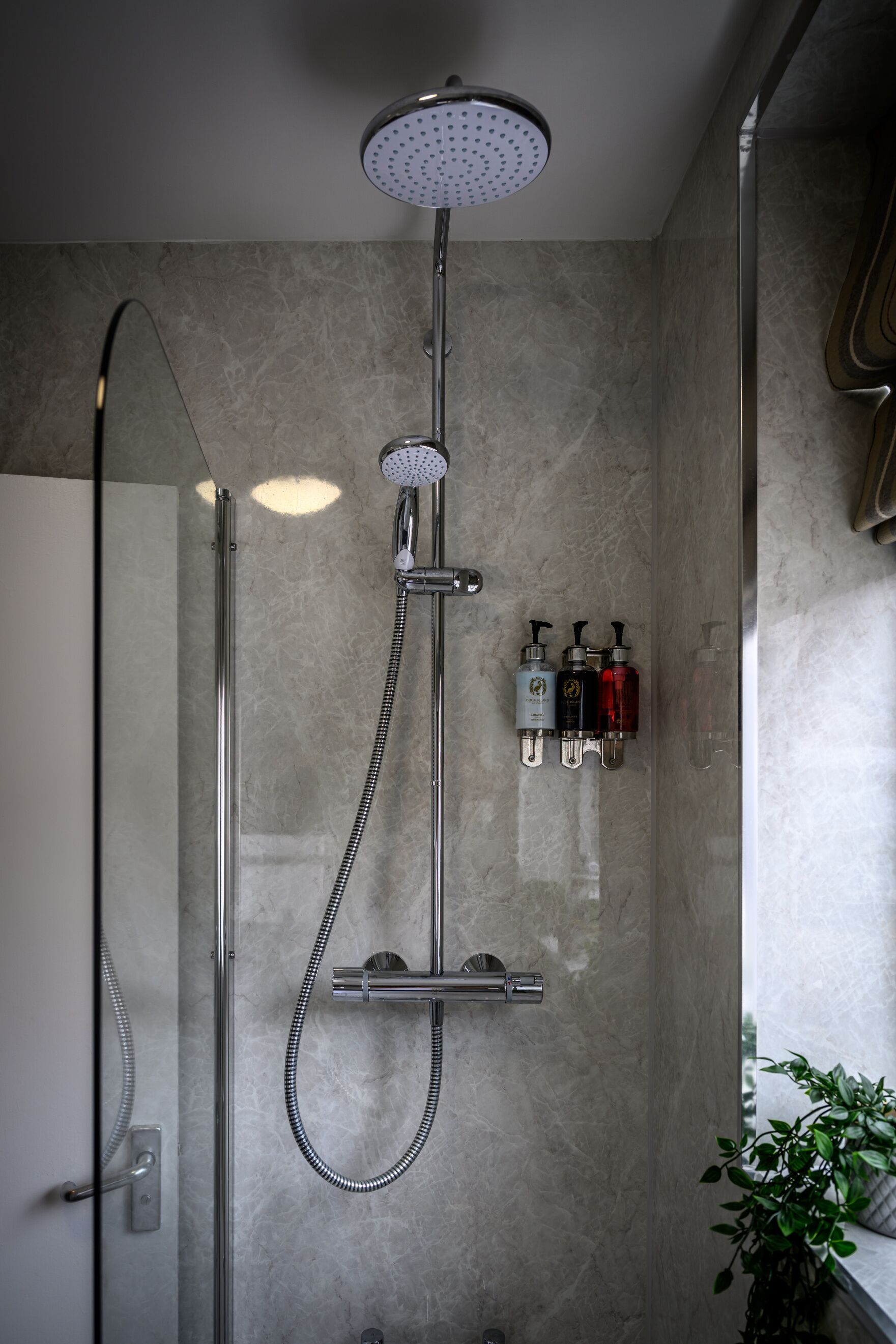 Habitación doble, 1 cama matrimonial | Baño | Tina con regadera, amenidades de baño gratuitas, secadora de cabello 