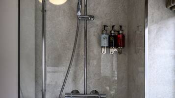 Habitación doble, 1 cama matrimonial | Baño | Tina con regadera, amenidades de baño gratuitas, secadora de cabello