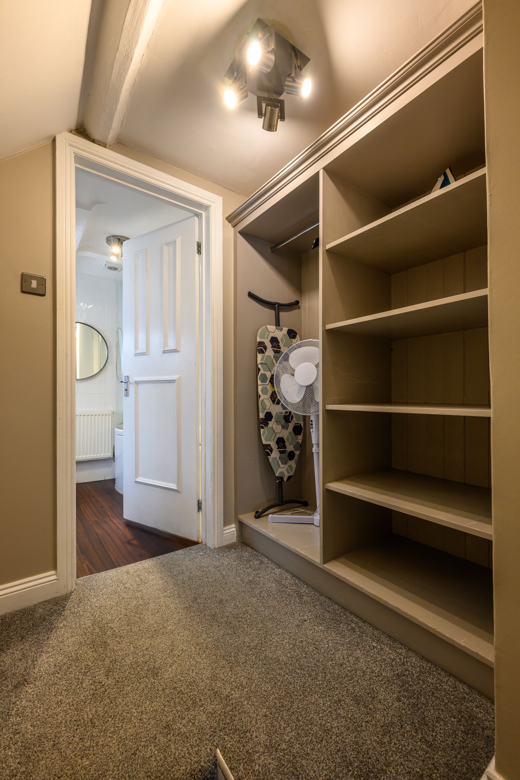 Habitación doble clásica, 1 cama King size | Tabla de planchar con plancha y wifi gratis 