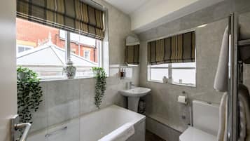 Tina con regadera, amenidades de baño gratuitas, secadora de cabello