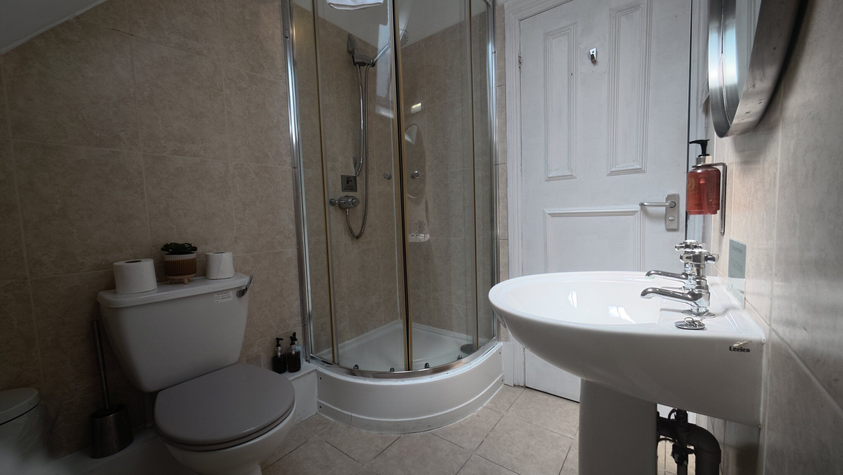 Single Room | Bathroom | Combined shower/bathtub, free toiletries, hair dryer