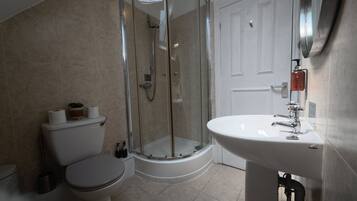 Single Room | Bathroom | Combined shower/bathtub, free toiletries, hair dryer