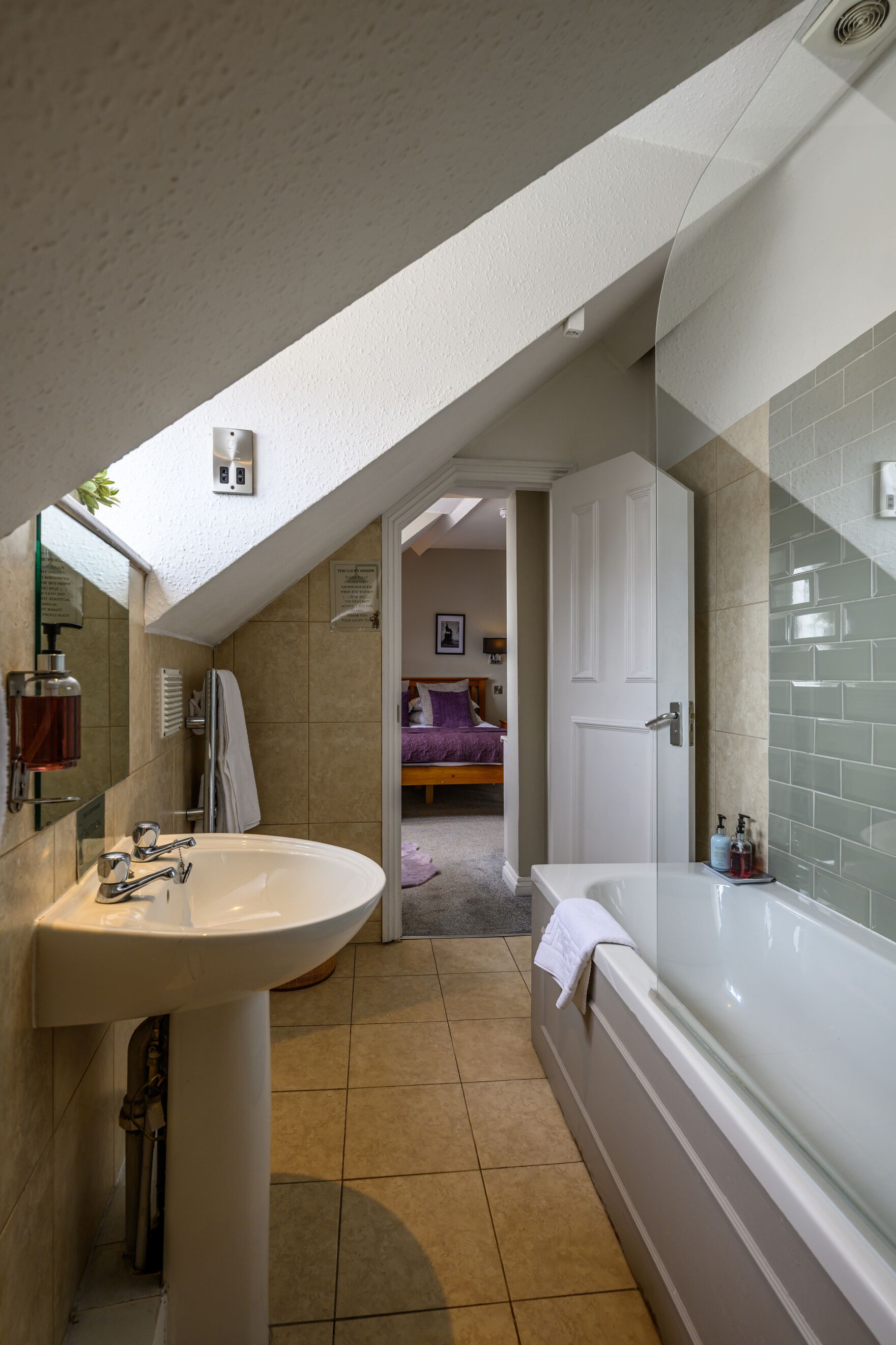 Double Room, 1 Double Bed | Bathroom | Combined shower/bathtub, free toiletries, hair dryer