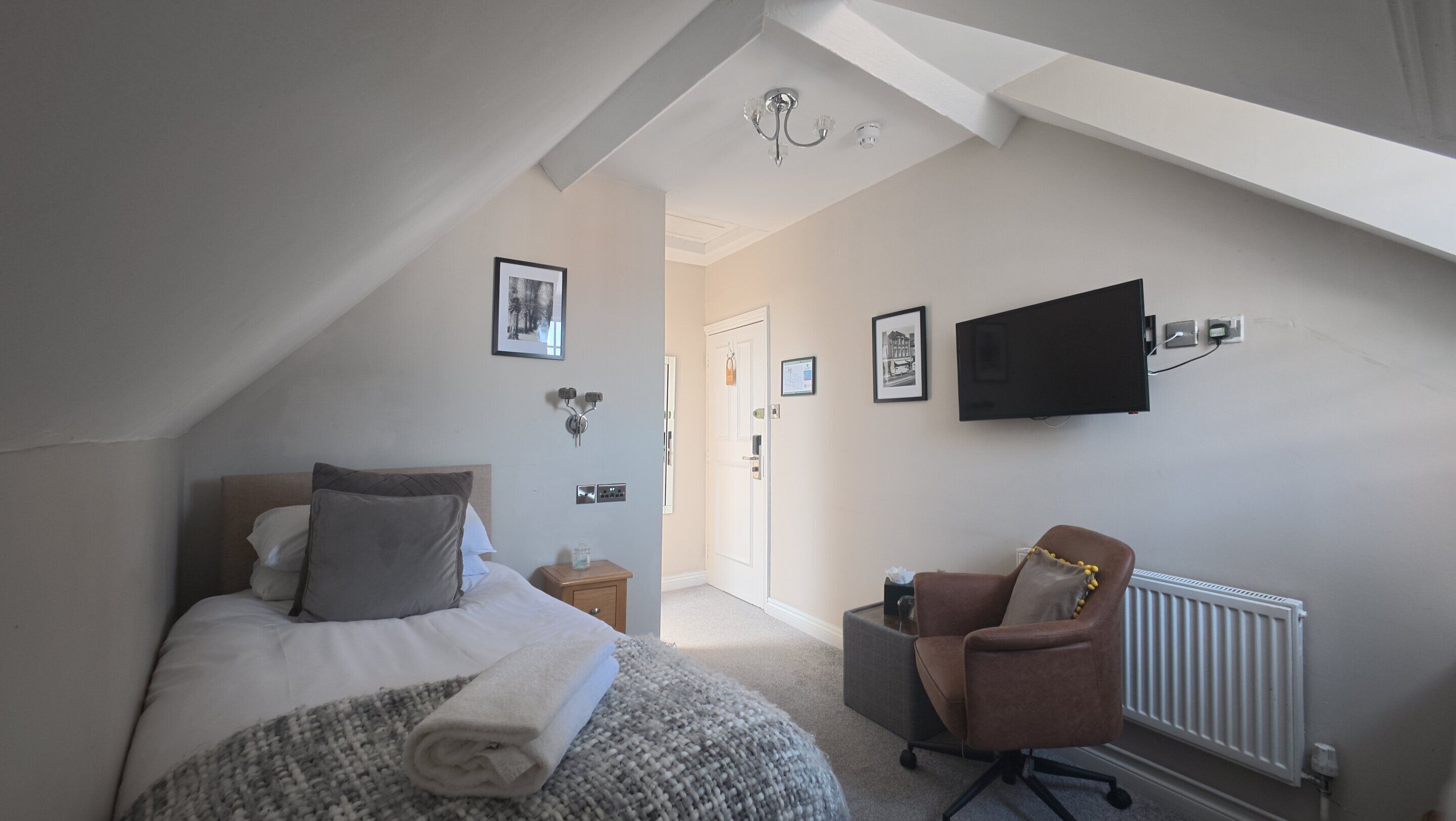 Single Room | Iron/ironing board, free WiFi