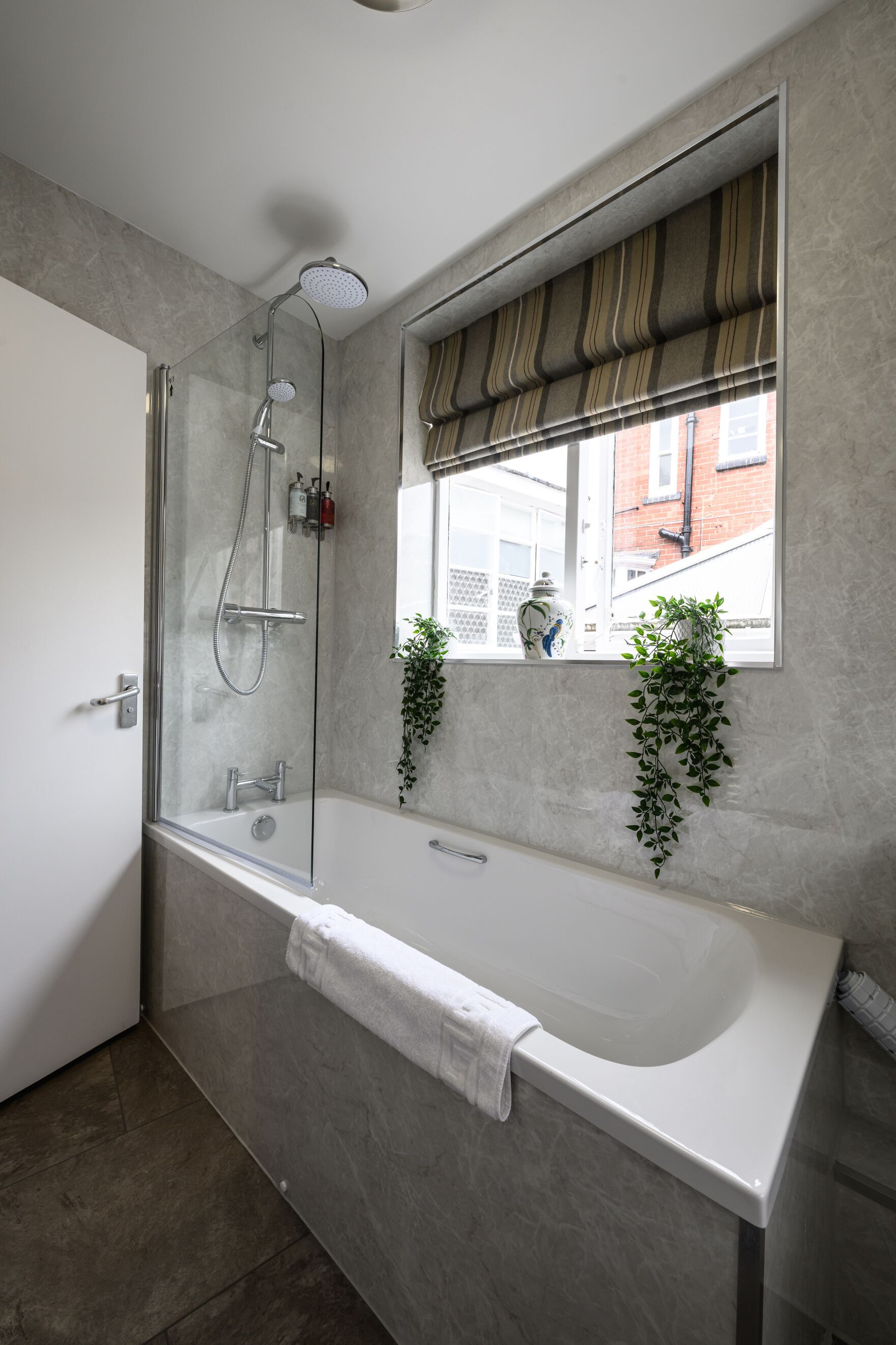 Habitación doble clásica, 1 cama King size | Baño | Tina con regadera, amenidades de baño gratuitas, secadora de cabello 